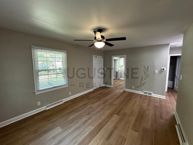 Building Photo - 2723 Robin Hood Dr