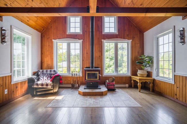 Building Photo - 1735 Chem. de la Croix