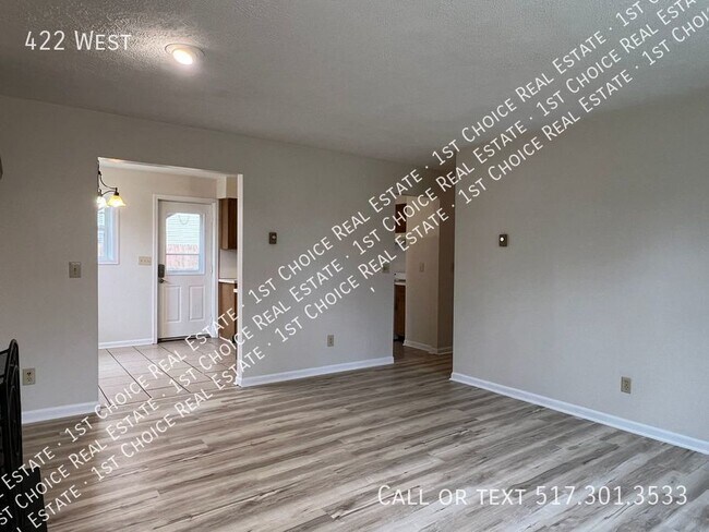 Building Photo - Spacious 2-BDR 1-BTH Duplex in Grand Ledge...