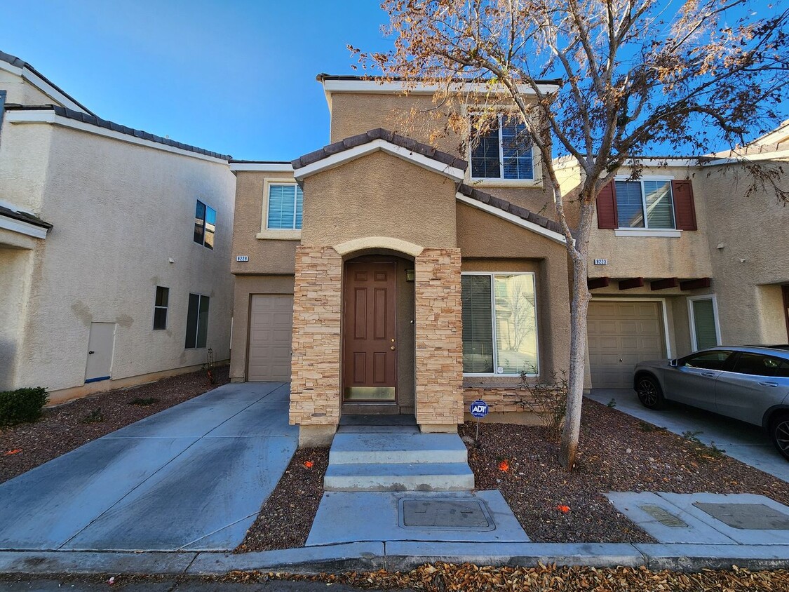 Foto principal - Nice 3 bedroom 2.5 bath home in a gated co...