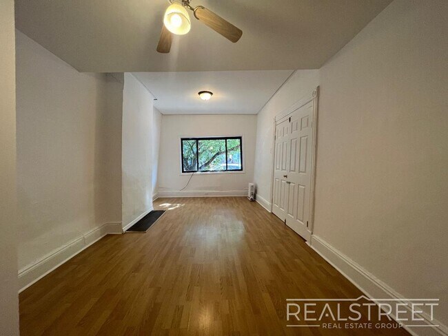 Foto del edificio - 1 BED with Backyard in Greenwood Heights!