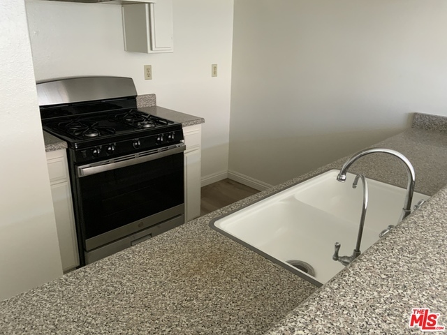 Foto del edificio - 3160 W 5th St