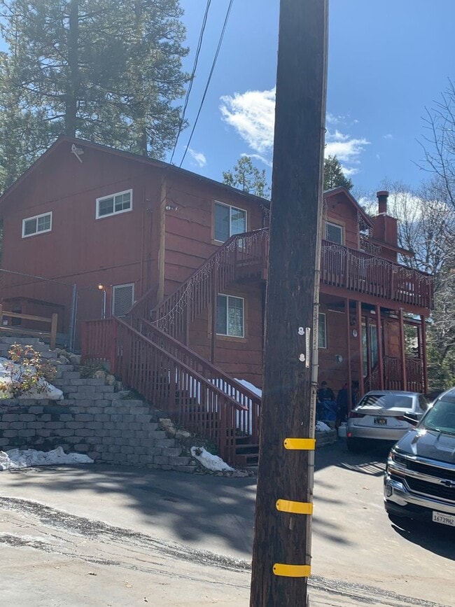 Building Photo - 3 bedroom/ 3 bath. Fully furnished ready f...