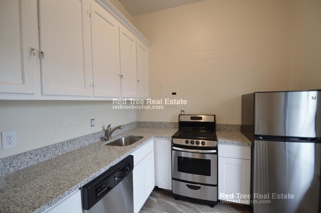 Building Photo - 1470 Beacon St
