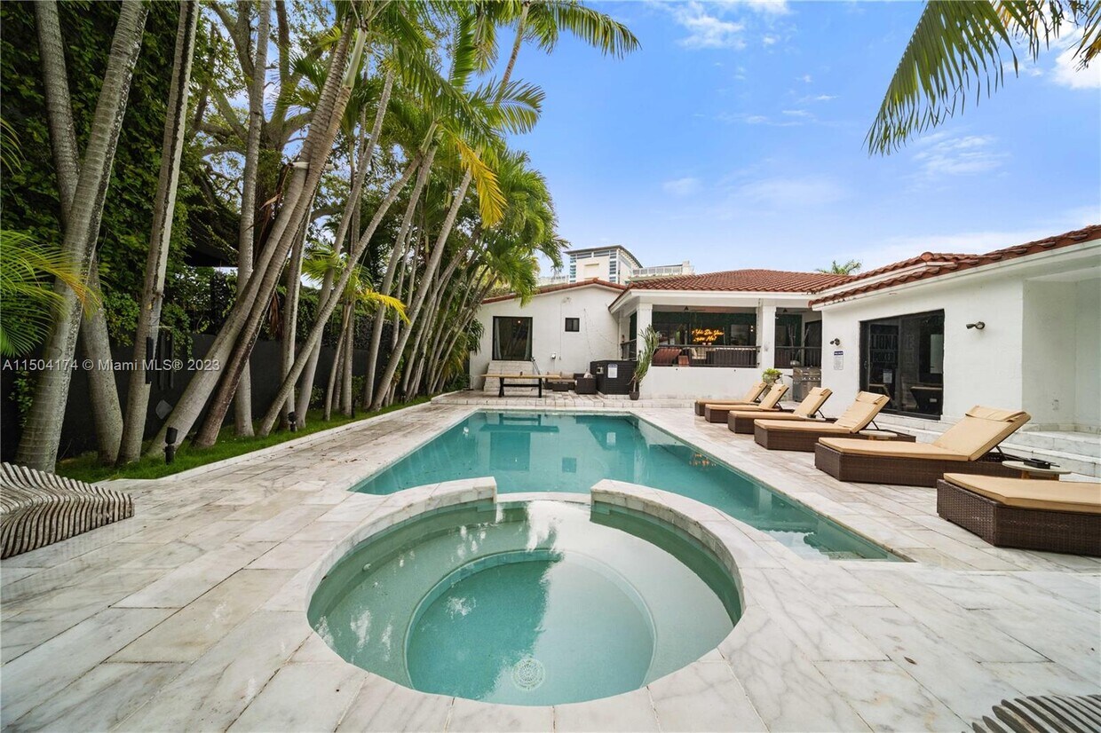 Foto principal - 1061 NW N River Dr