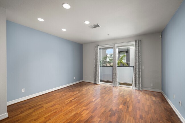 Building Photo - 525 11th Ave