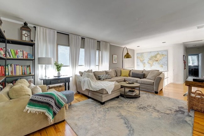 Foto del edificio - 75 Moss Ln