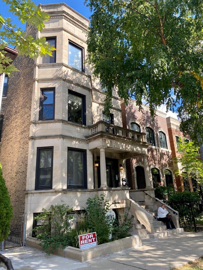Building Photo - 1336 W Wellington Ave
