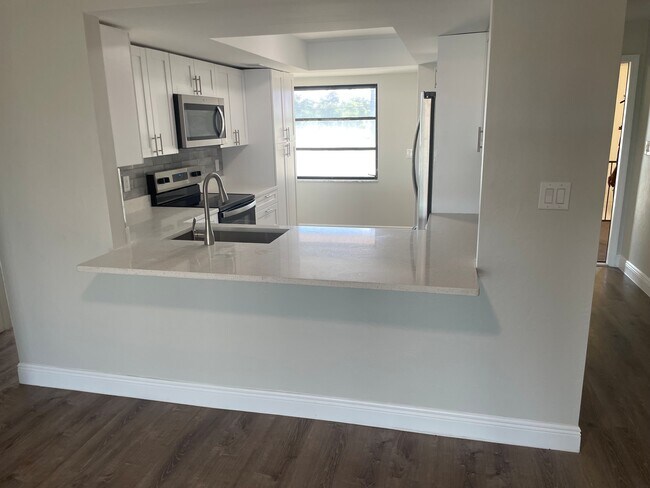 Building Photo - 4707 Santa Barbara Blvd