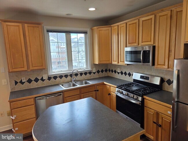 Building Photo - 308 Garden View Square