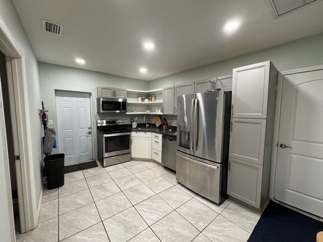 Building Photo - 2 bedroom 1 bath close to downtown Melbour...
