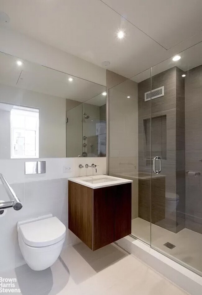 Foto del edificio - 310 E 46th St
