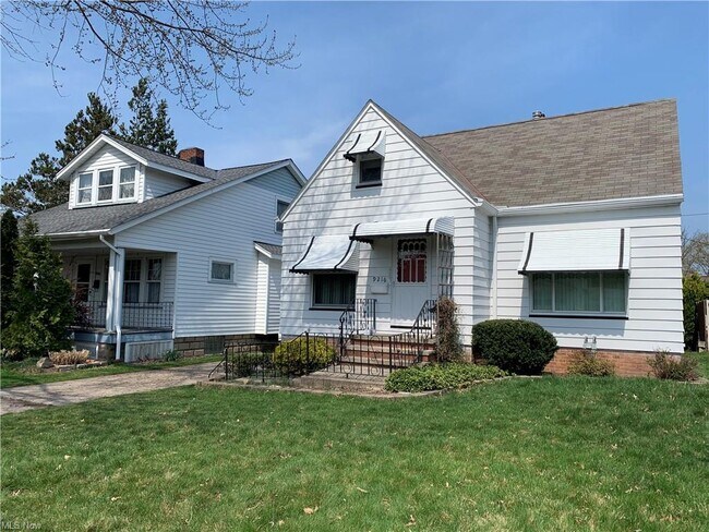 Building Photo - 9216 Pinegrove Ave