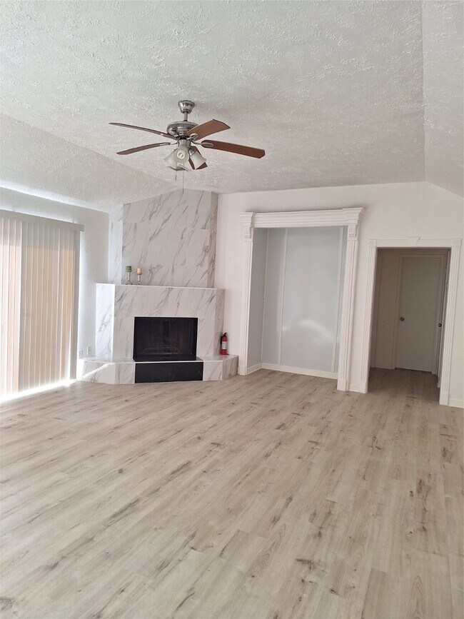 Foto del edificio - 4030 Knoll Glen Dr
