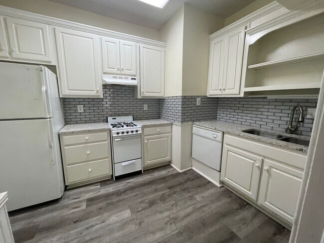 Foto del edificio - 890 N Highland Ave NE