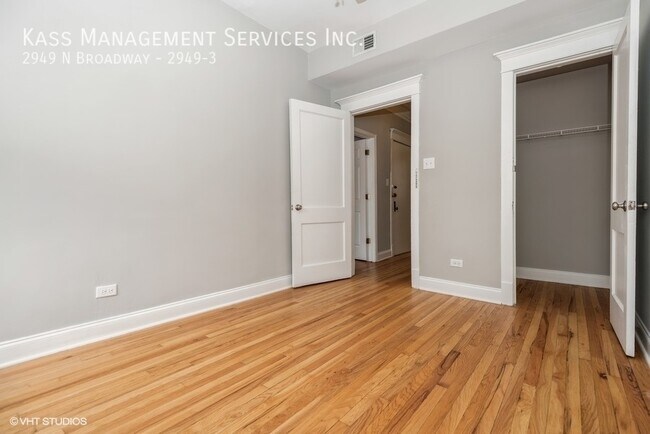 Building Photo - Lakeview 2 Bed, Updated Kit., Dishwasher, ...