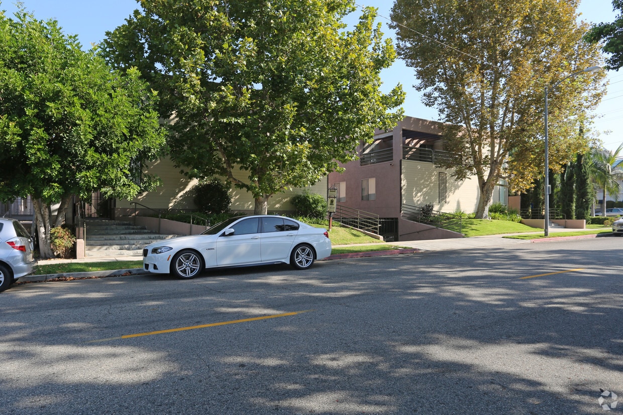 Building Photo - 407-409 W Lexington Dr