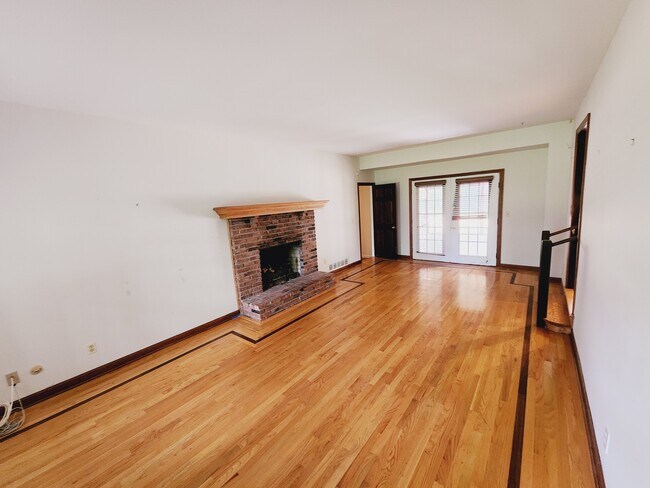 Hardwood floors Fireplace - 31 Cooks Cross Rd