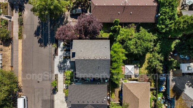 Building Photo - 1916 SE Clatsop St