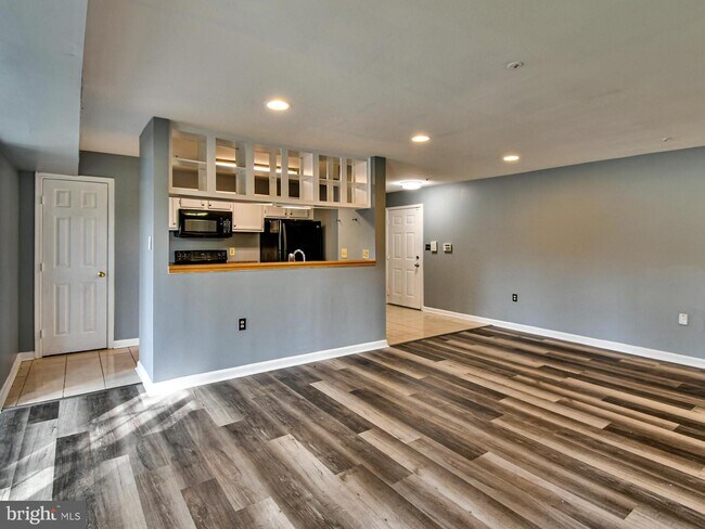 Building Photo - 9800 Lake Point Ct