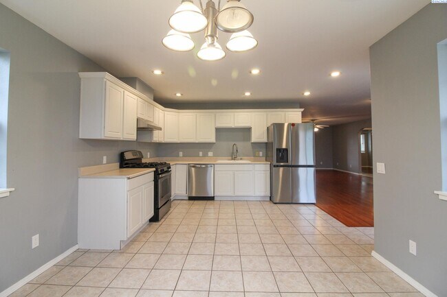 Foto del edificio - 3 Bed/2 Bath House in West Kennewick