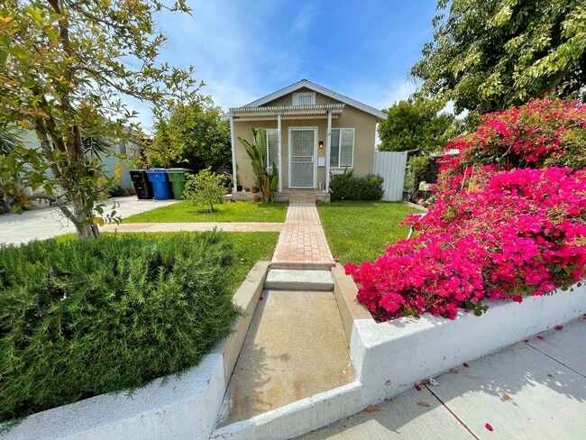 Building Photo - Atwater Village Bungalow Unit #3