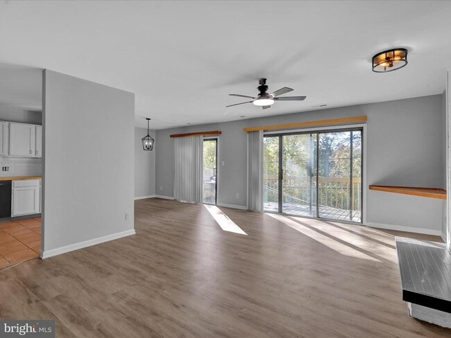 Building Photo - 10 Pine Woods Ct