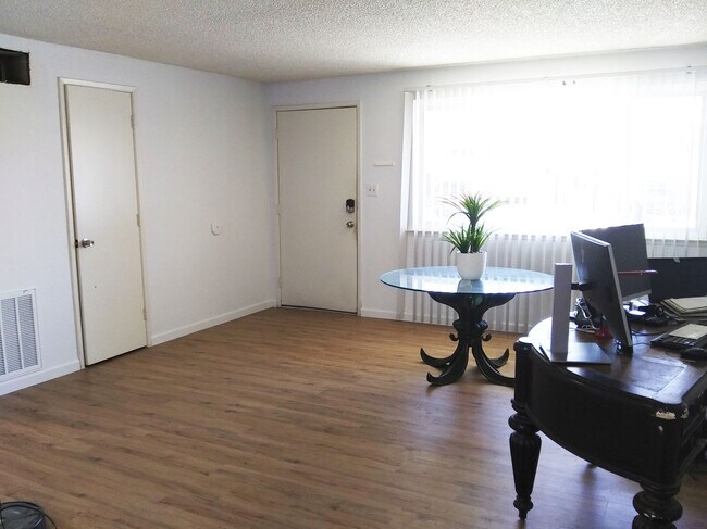 Entrada - 3102 Douglas Dr