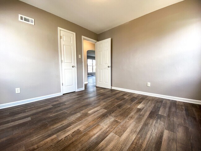 Building Photo - 2 Bedroom Single Family