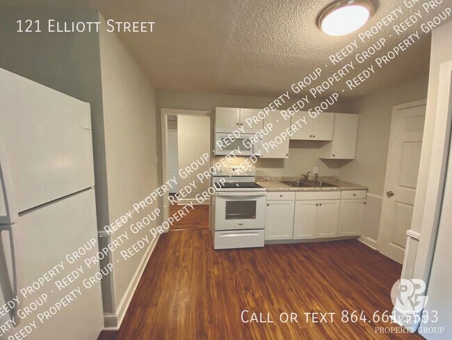 Building Photo - Centrally Located 3 bed / 1.5 bath between...