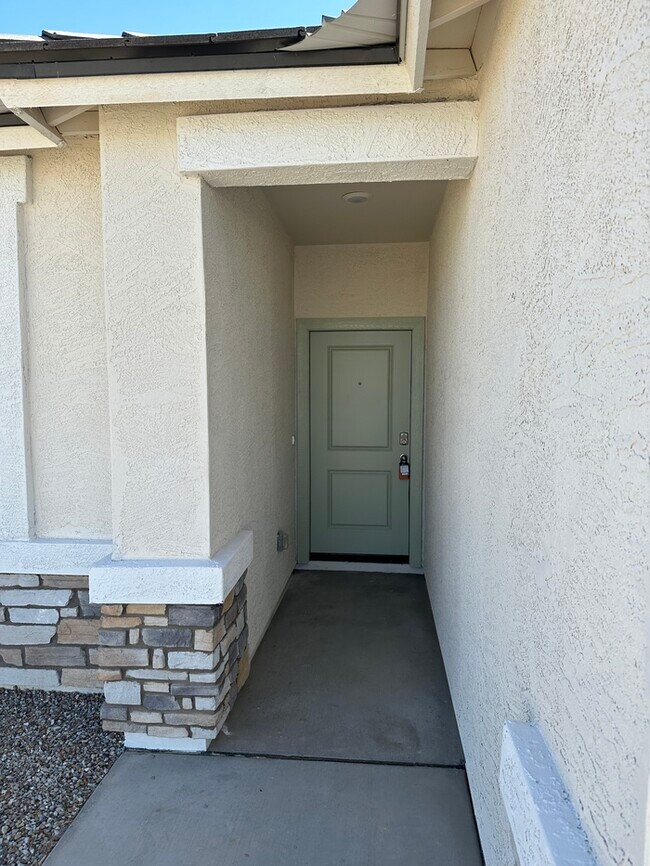 Foto del edificio - Gorgeous NEWER 4 bedroom 2 bath home in Carlton