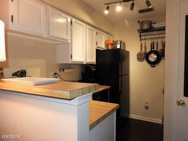 Building Photo - 2 br, 1 bath Condo - 10831 Amherst Ave