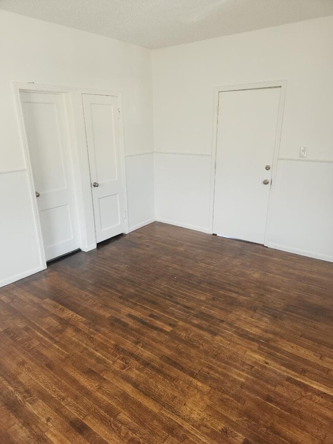 Building Photo - 1223 N Chautauqua Ave