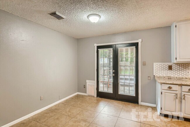 Foto del edificio - 3416 Tulip Ln