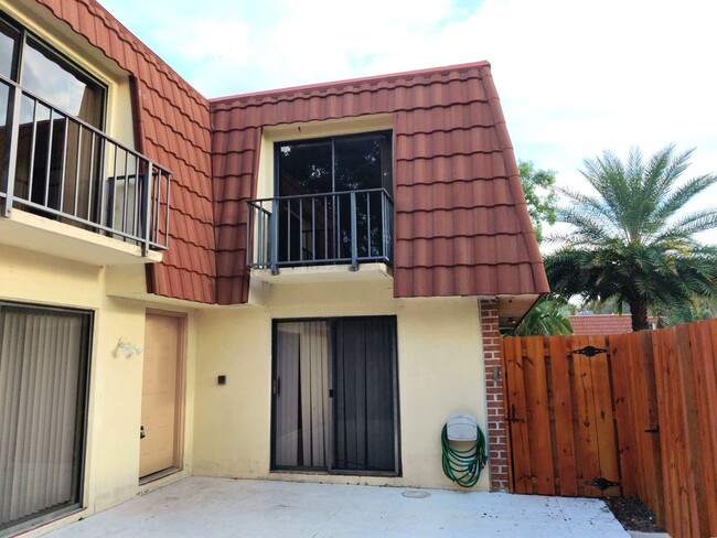 Foto del edificio - 2BD/2.5BA Beautifully Renovated Two Story ...