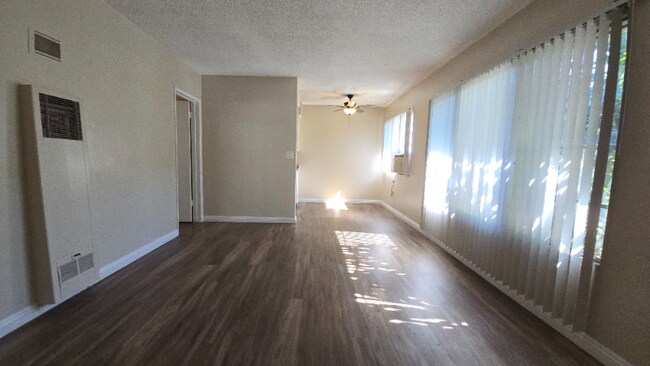 Foto del edificio - 260 N Oak Ave