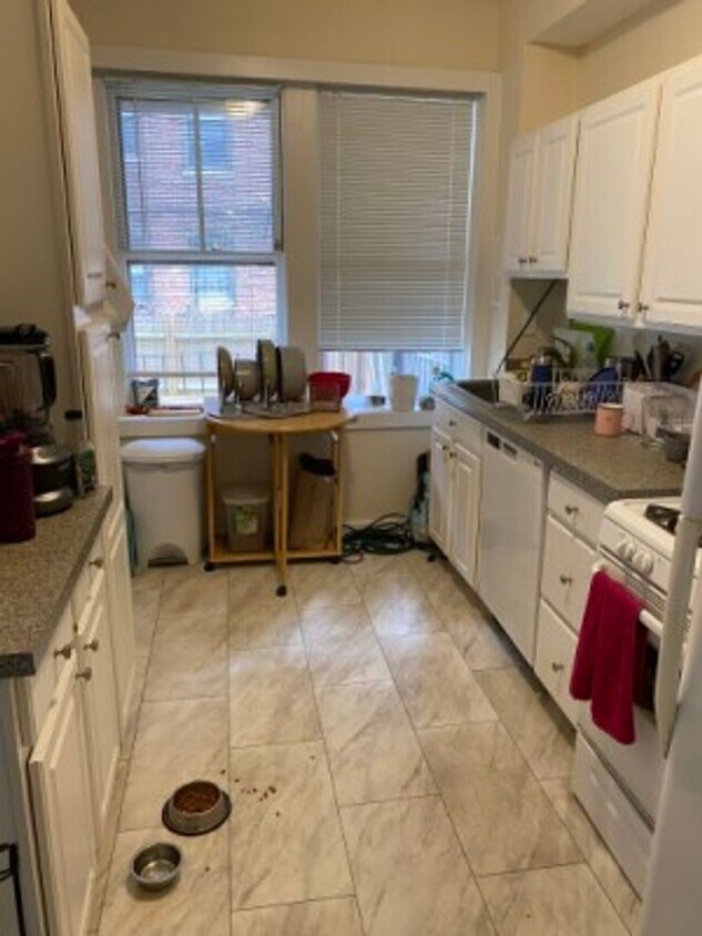 Foto principal - Nice, Spacious, Updated and Affordable Low...