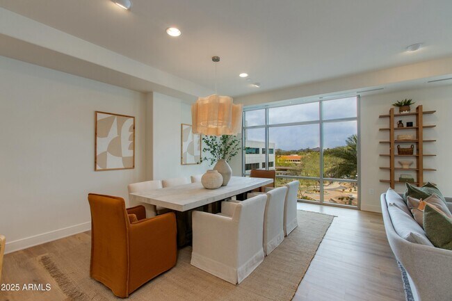 Foto del edificio - 2211 E Camelback Rd