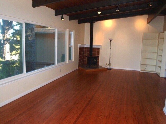 Building Photo - Pet Friendly Mill Valley Home w/ Hardwood ...