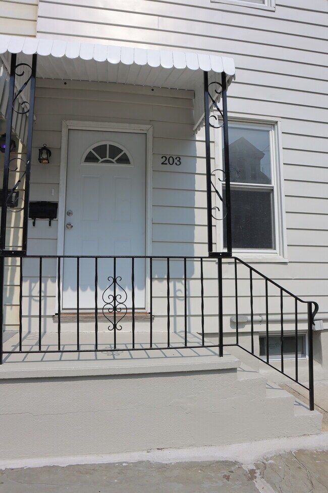 Building Photo - 203 Mercer St