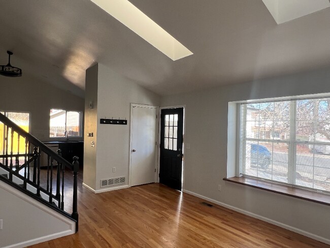 Building Photo - 332 W Hawthorn Ct