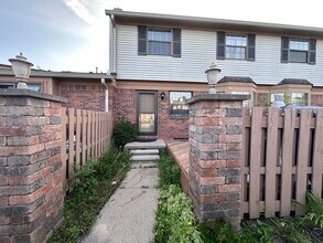 Building Photo - 1891 Vine Way Dr