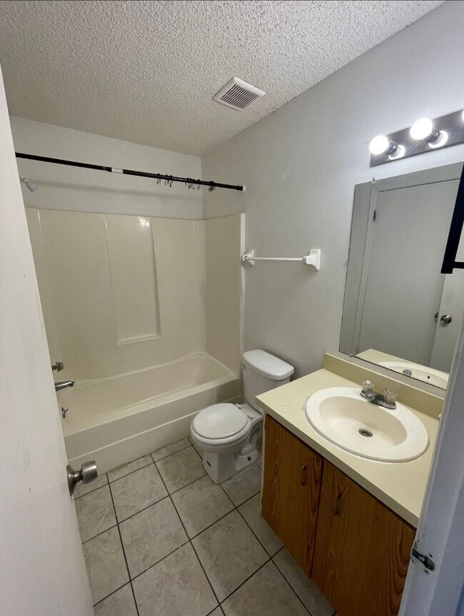 Foto del edificio - 2 Bedroom 2 Bath Apartment Home *** Limite...