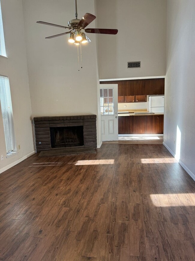 Building Photo - Cute Duplex in Convenient Location!