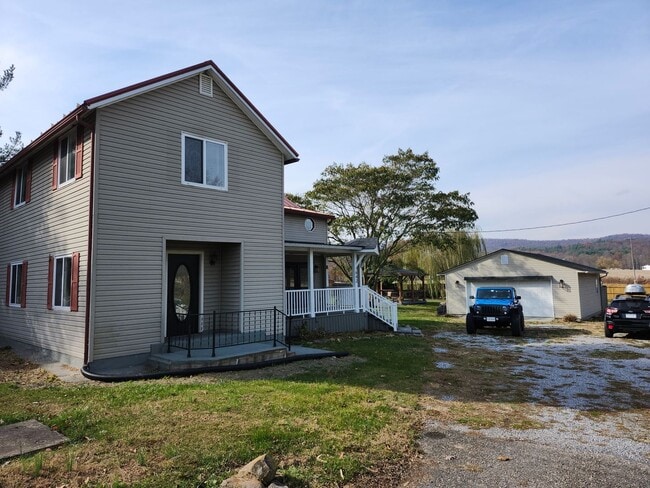 Large 4 BR, 2 Bath Country Home and Workshop - Large 4 BR, 2 Bath Country Home and Workshop