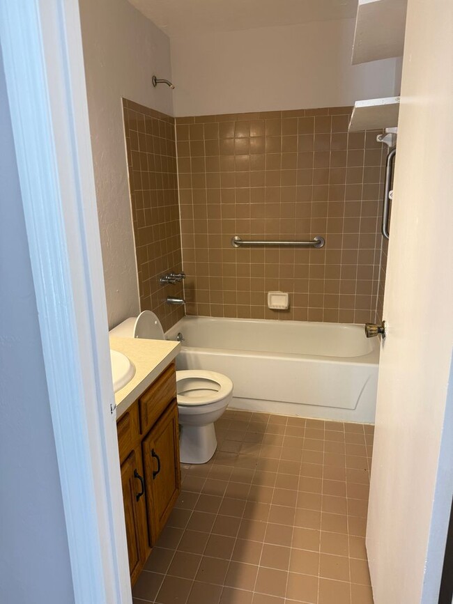 Building Photo - 2 Bd/1 Ba near UF- 857 sq/ft Apartment for...