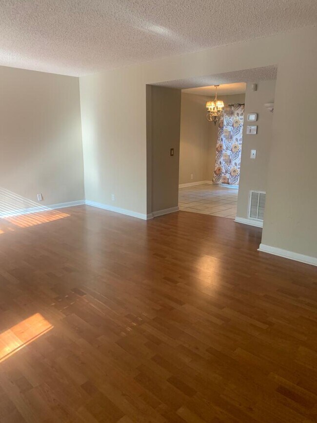 Building Photo - 5515 Country Dr