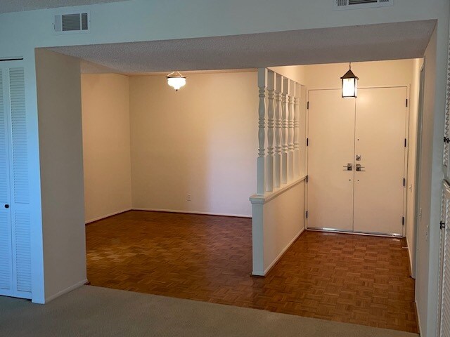 Building Photo - 700 S Lake Ave