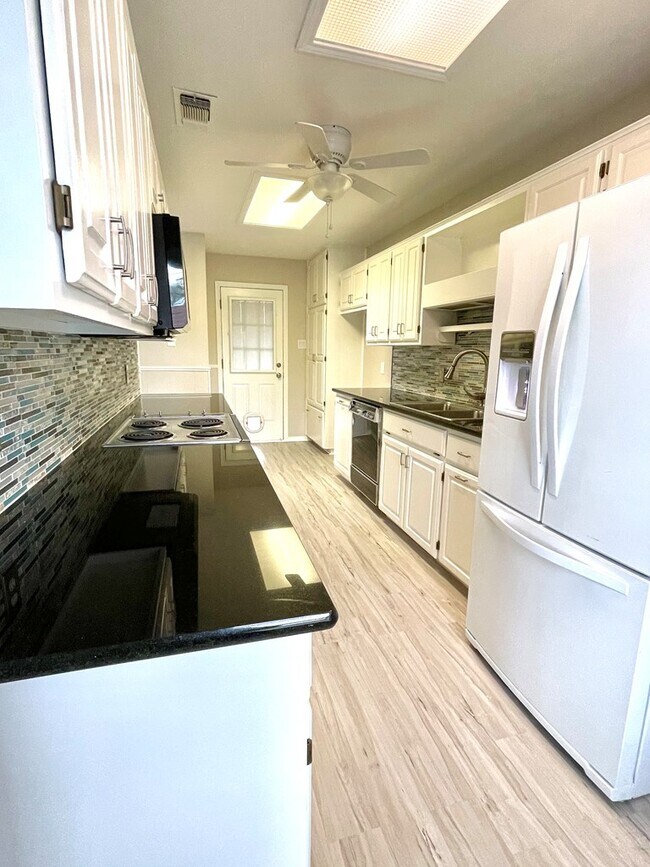 Foto del edificio - 400 Mack Hollimon Dr