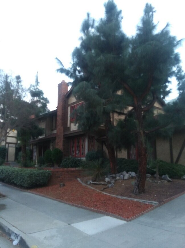 Building Photo - 724 W Newmark Ave